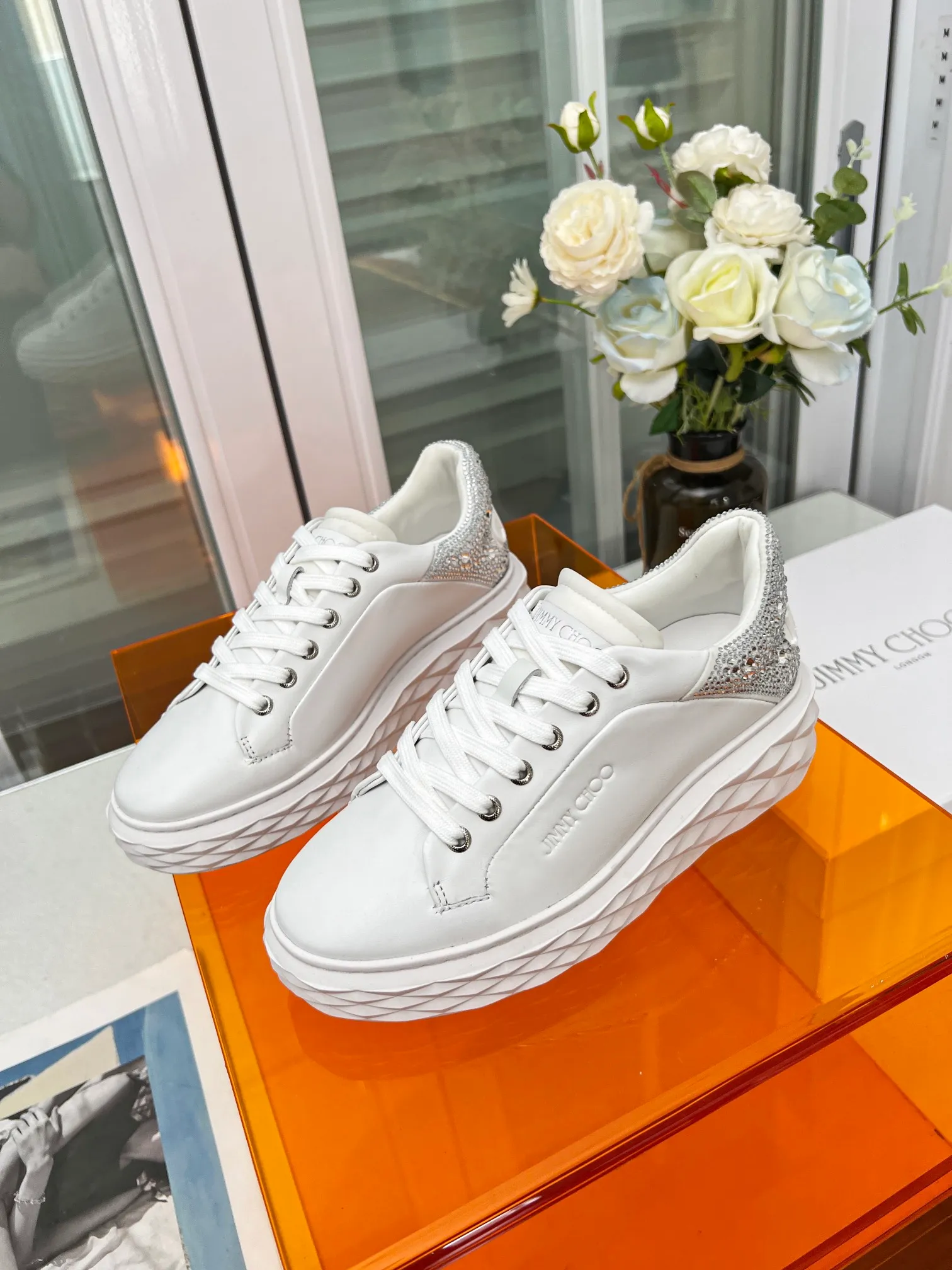 👟👟Ex-factory price 640👟👟 (hot tail diamond) Jimmy choo Jimmy Choo 2024 spring and summer Jc new Diamond New sneaker series 🔥The upper is made of original customized cowhide leather spliced with breathable Lycra embellished with Swarovski crystal diamonds to enjoy the brand's luxury and trend 💥The soles are made of brand elements to resist diamond multi-faceted cutting and have a full three-dimensional feel 🎵The soles are gradually thinner and thicker, and the design makes them more comfortable without any visual pressure 🌹A Diamond sneaker that is fashionable, comfortable, versatile and luxurious is worth owning🧚‍♀️ Fabric: Original imported top layer 🐂 cowhide Lining: Original Lycra breathable lining Feet: Original injection molded 🐑 Sheepskin Outsole: Original glass glue combined sole Size: 34-41 (customized size 34.41 is non-refundable)